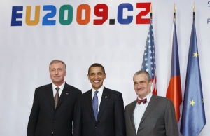 Česk&yacute; premi&eacute;r a ministr zahranič&iacute; na summitov&eacute;m fotu s Obamou.